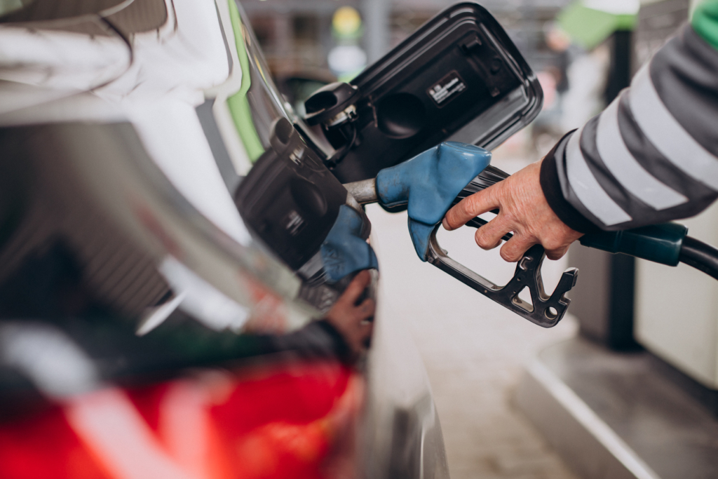 Prise de carburant à la station essence