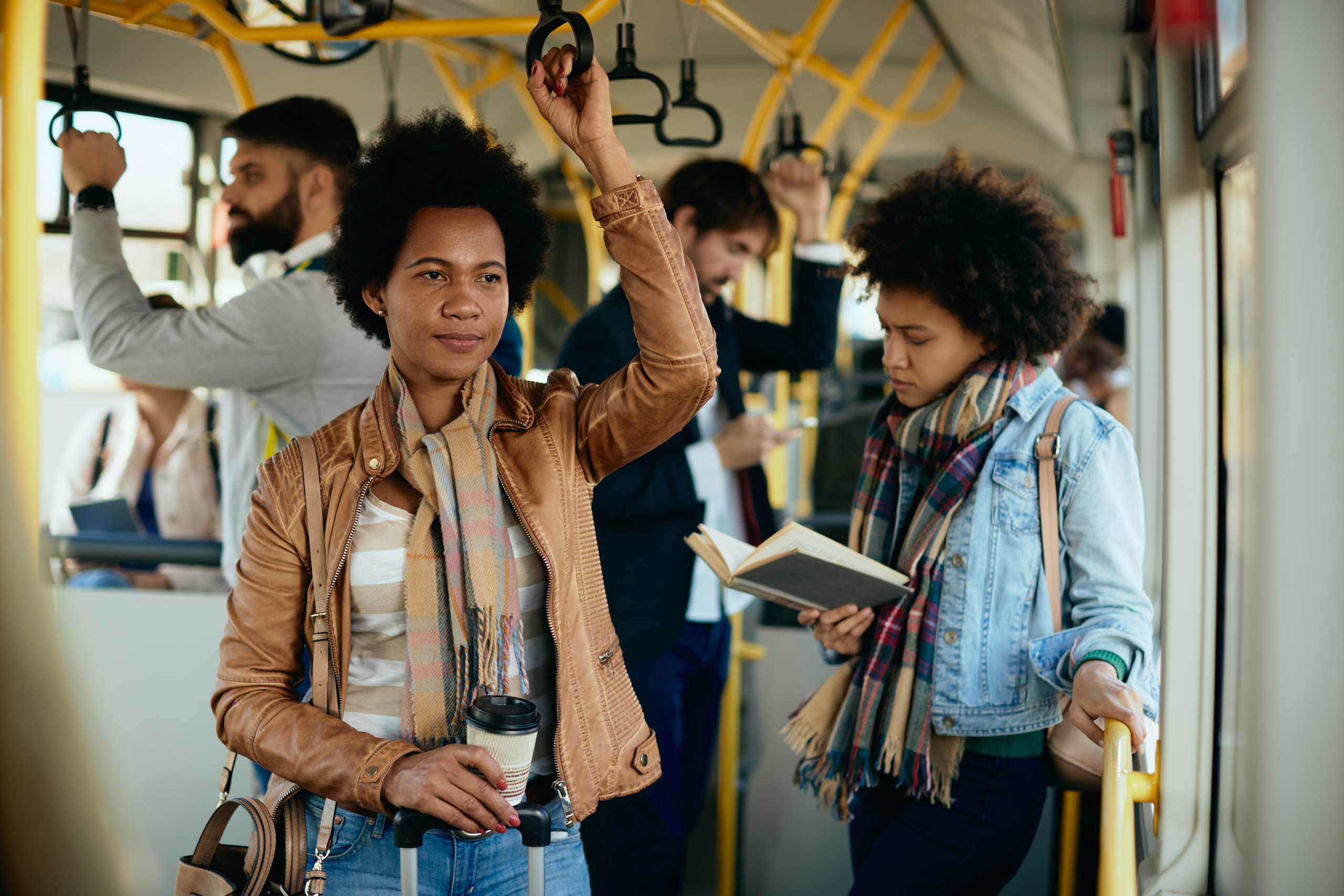 jeunes femmes prenant le bus dans le cadre de leur trajet mobilité domicile-travail