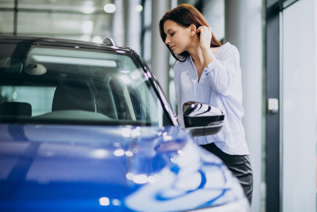 Femme faisant attention à son empreinte carbone professionnelle