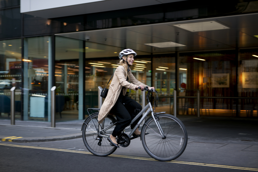 jeune femme à vélo