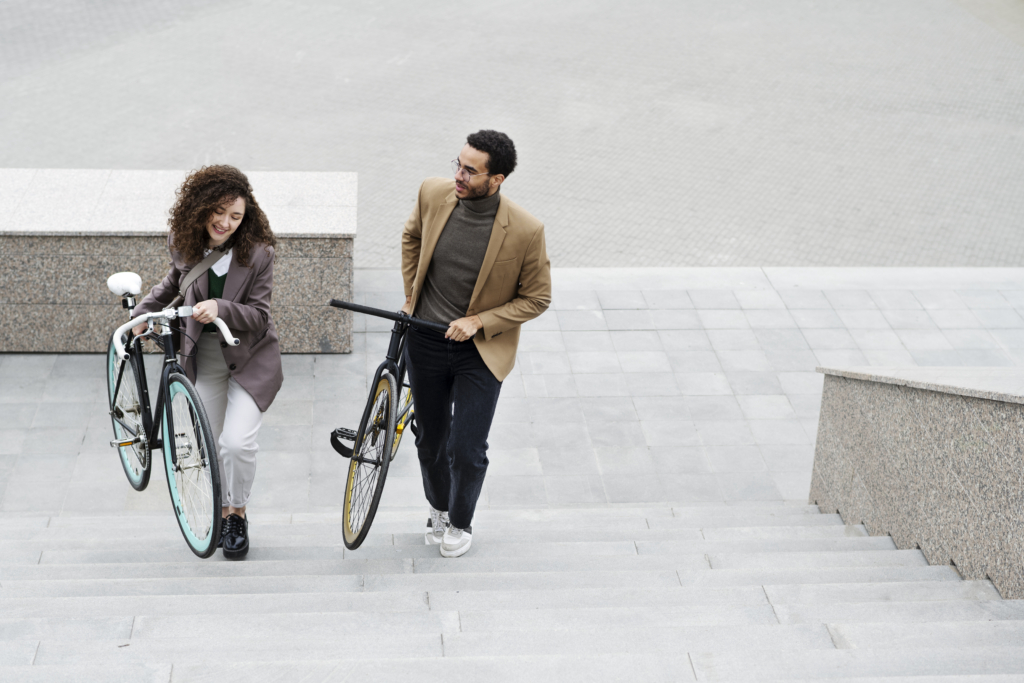 Des collègues se rendant à vélo en entreprise