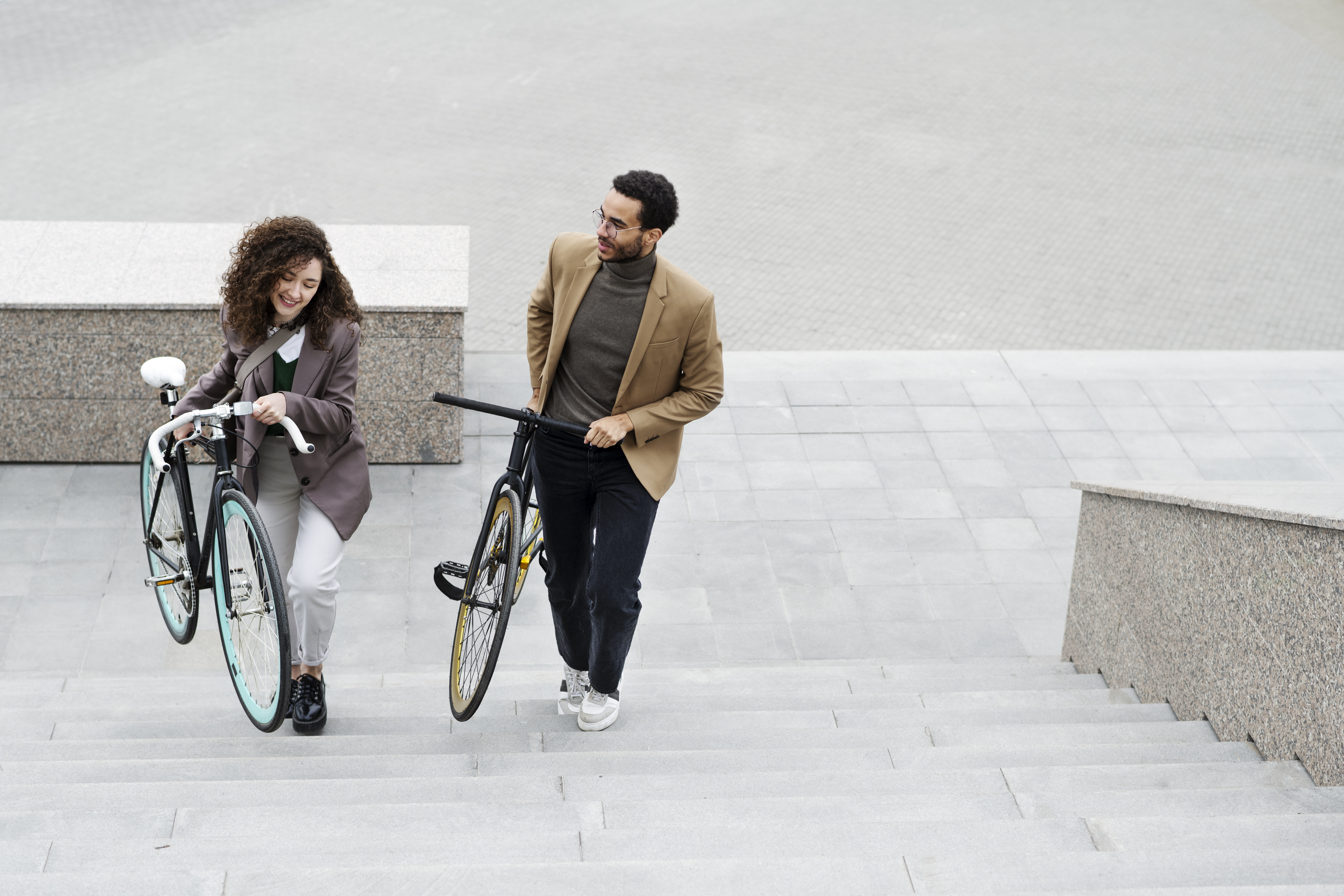Des collègues se rendant à vélo en entreprise